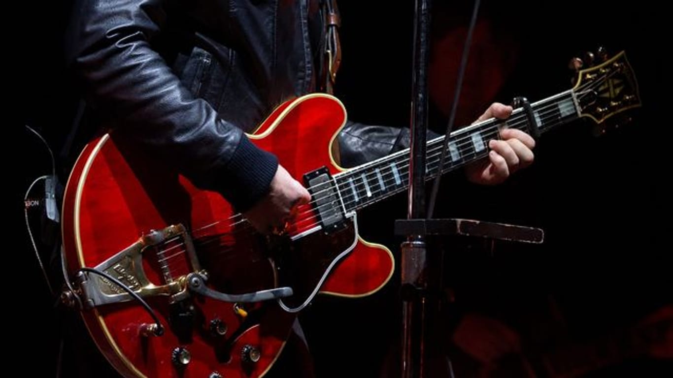 Noel Gallaghers Gitarre wird in Paris versteigert.