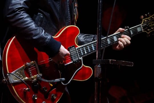 Noel Gallaghers Gitarre wird in Paris versteigert.