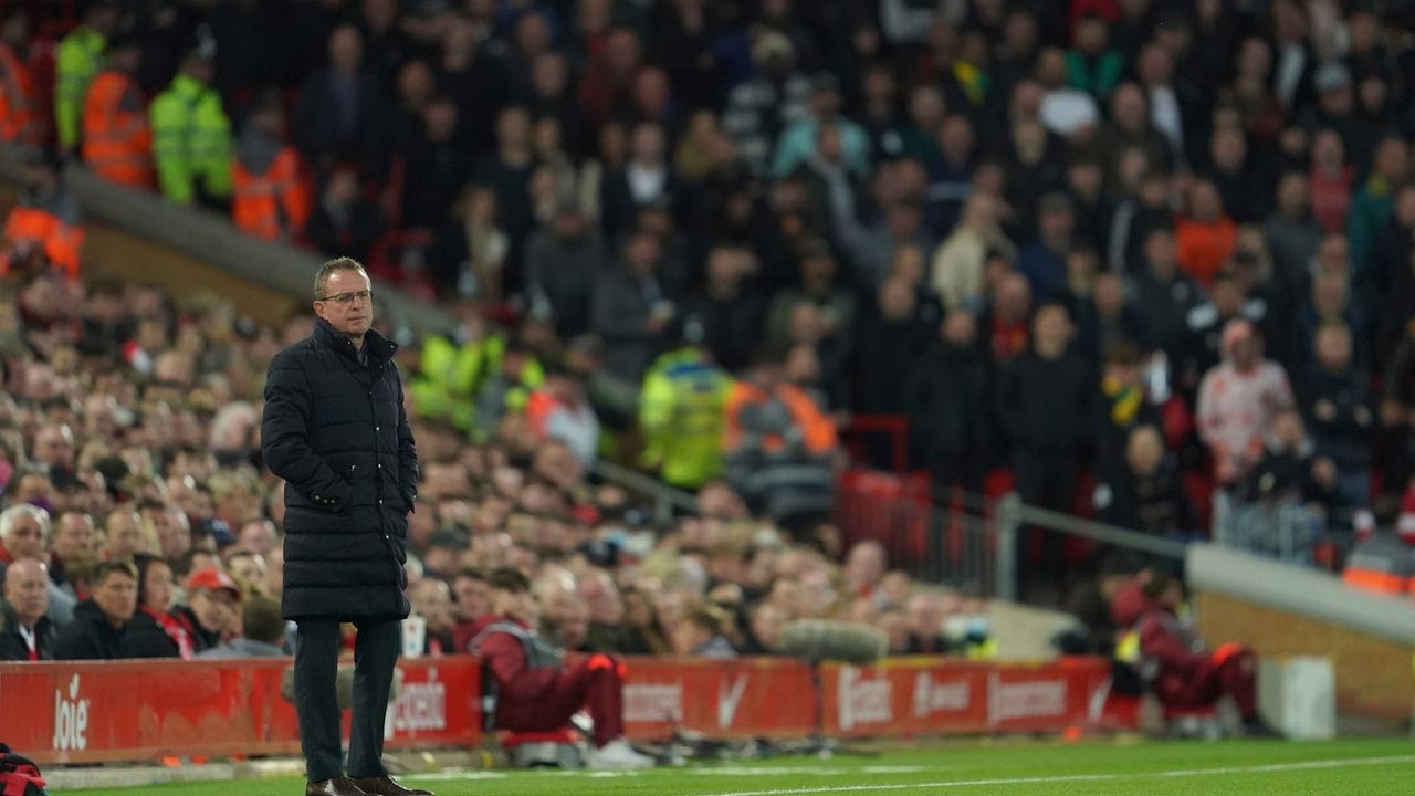 United-Trainer Ralf Rangnick steht im Anfield am Spielfeldrand. United-Trainer Ralf Rangnick steht im Anfield am Spielfeldrand.