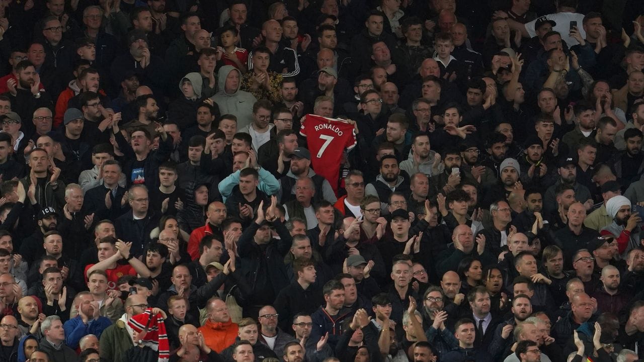 Zuschauer applaudieren in der siebten Spielminute zur Unterstützung von Manchester Uniteds Cristiano Ronaldo und dessen Partnerin Georgina Rodriguez nach deren schwerem Schicksalsschlag. Zuschauer applaudieren in der siebten Spielminute zur Unterstützung von Manchester Uniteds Cristiano Ronaldo und dessen Partnerin Georgina Rodriguez nach deren schwerem Schicksalsschlag.