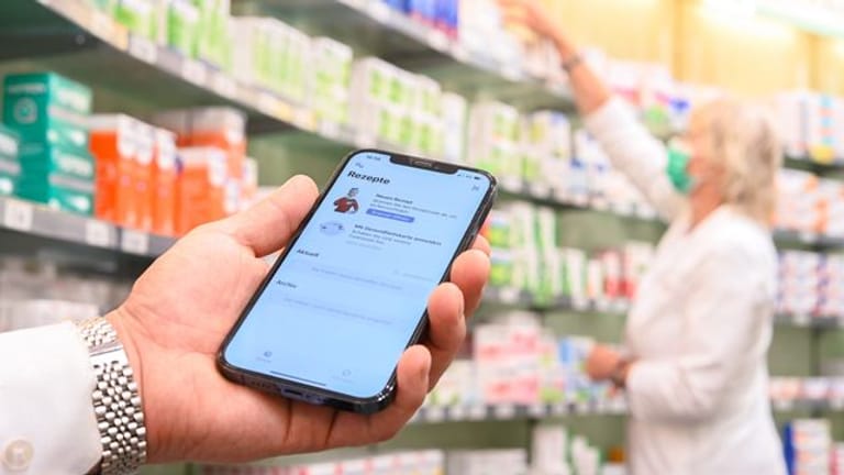 Für das E-Rezept bekommen gesetzlich Versicherte einen Code auf ihr Smartphone, mit dem sie das gewünschte Medikament von der Apotheke erhalten.