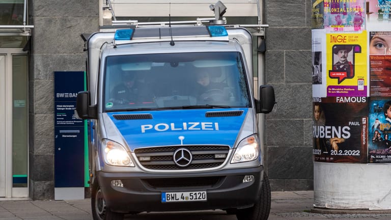 Ein Einsatzfahrzeug der Polizei in Baden-Württemberg (Archivbild): Nach dem Leichenfund vom Ostermontag wird nach Zeugen gesucht.