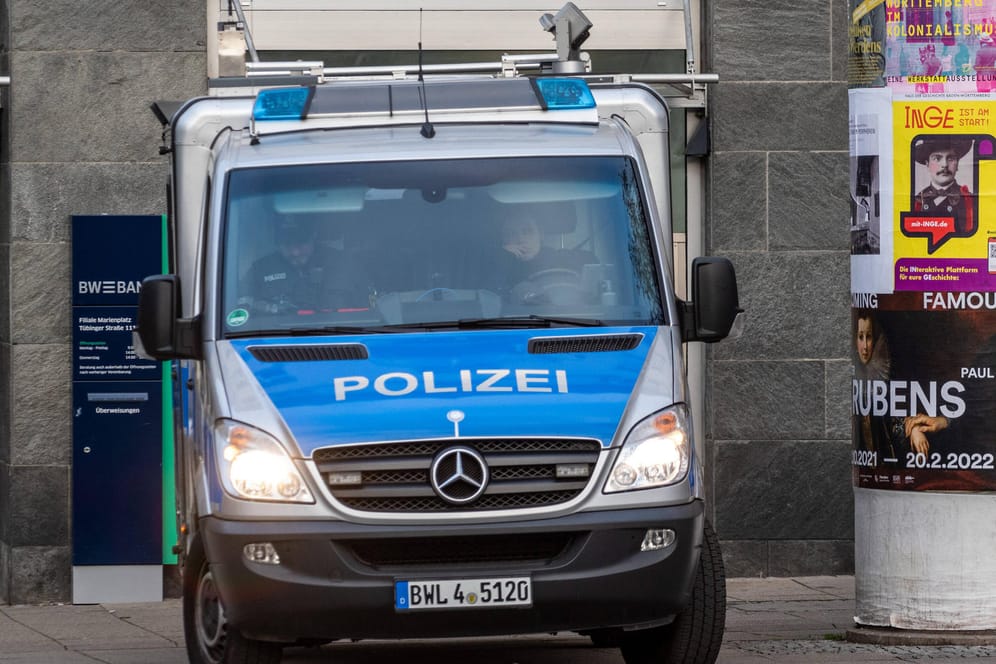 Ein Einsatzfahrzeug der Polizei in Baden-Württemberg (Archivbild): Nach dem Leichenfund vom Ostermontag wird nach Zeugen gesucht.