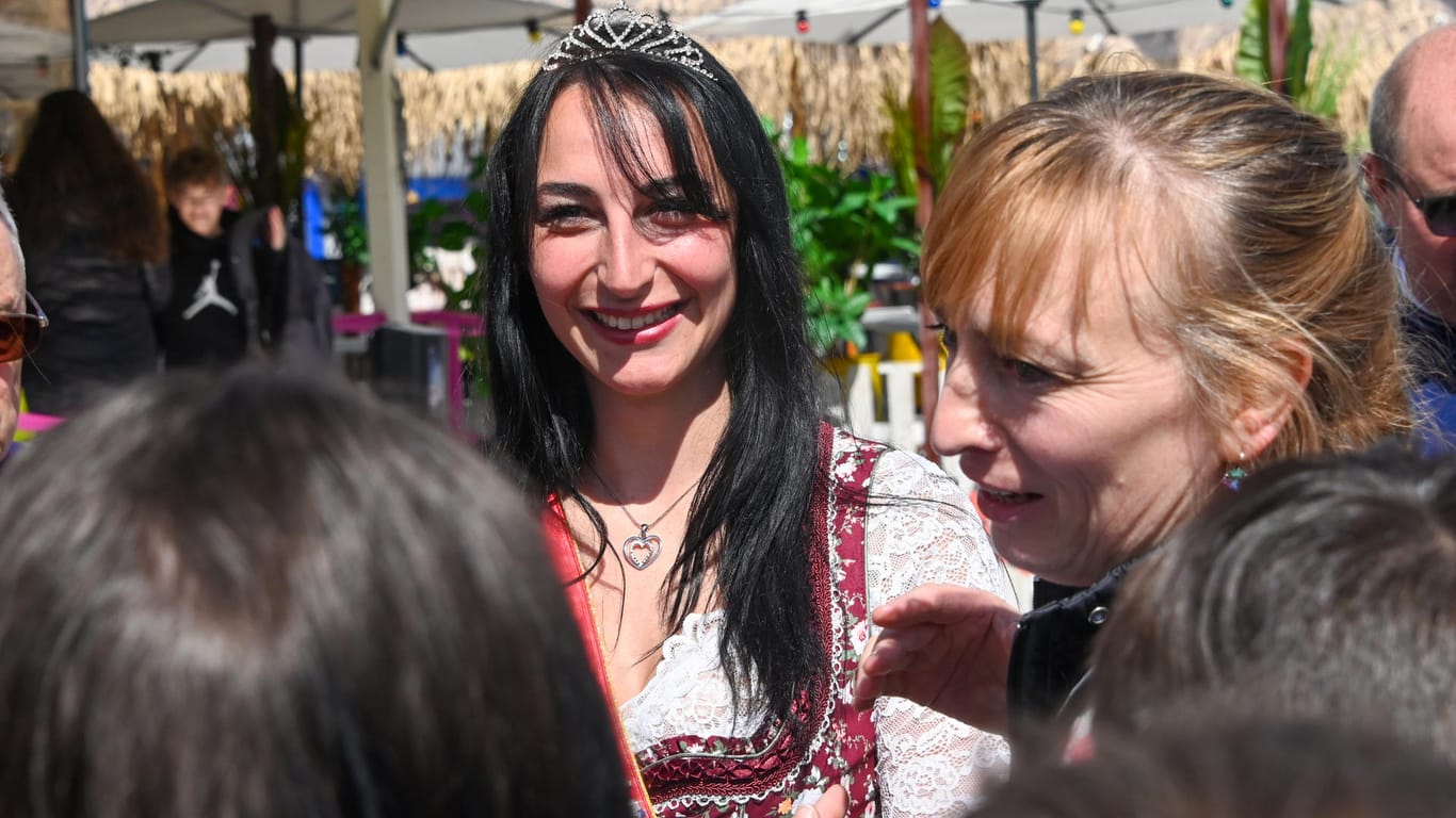 Volksfestkönigin Christina (links) im Gespräch mit Dolmetscherin Olga Karelina: "Es ist so schlimm, wenn Kinder traurig sind."