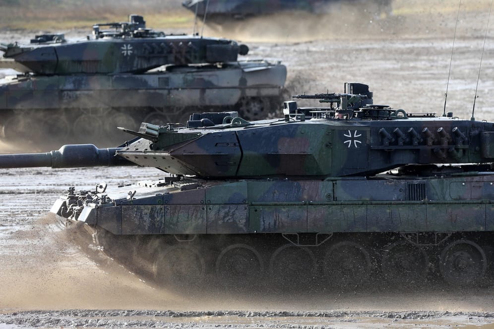 Kampfpanzer Leopard 2A7 und Schützenpanzer Puma der Bundeswehr: Kritiker zweifeln daran, dass die ukrainischen Soldaten mit dem Geschütz umgehen könnten.