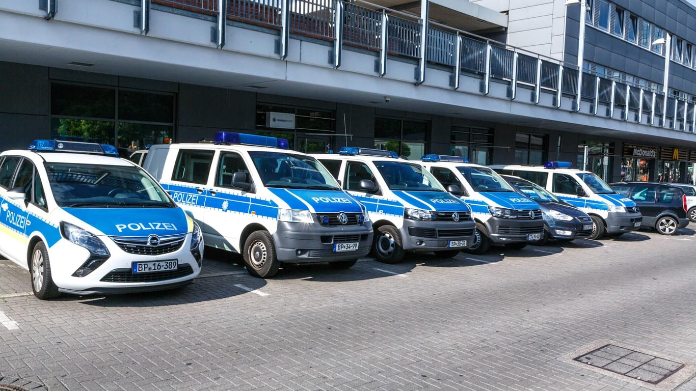 Fahrzeuge der Bundespolizei am Dortmunder Hauptbahnhof (Archivbild): Nach seiner Ankunft erstattete der 48-Jährige Anzeige.