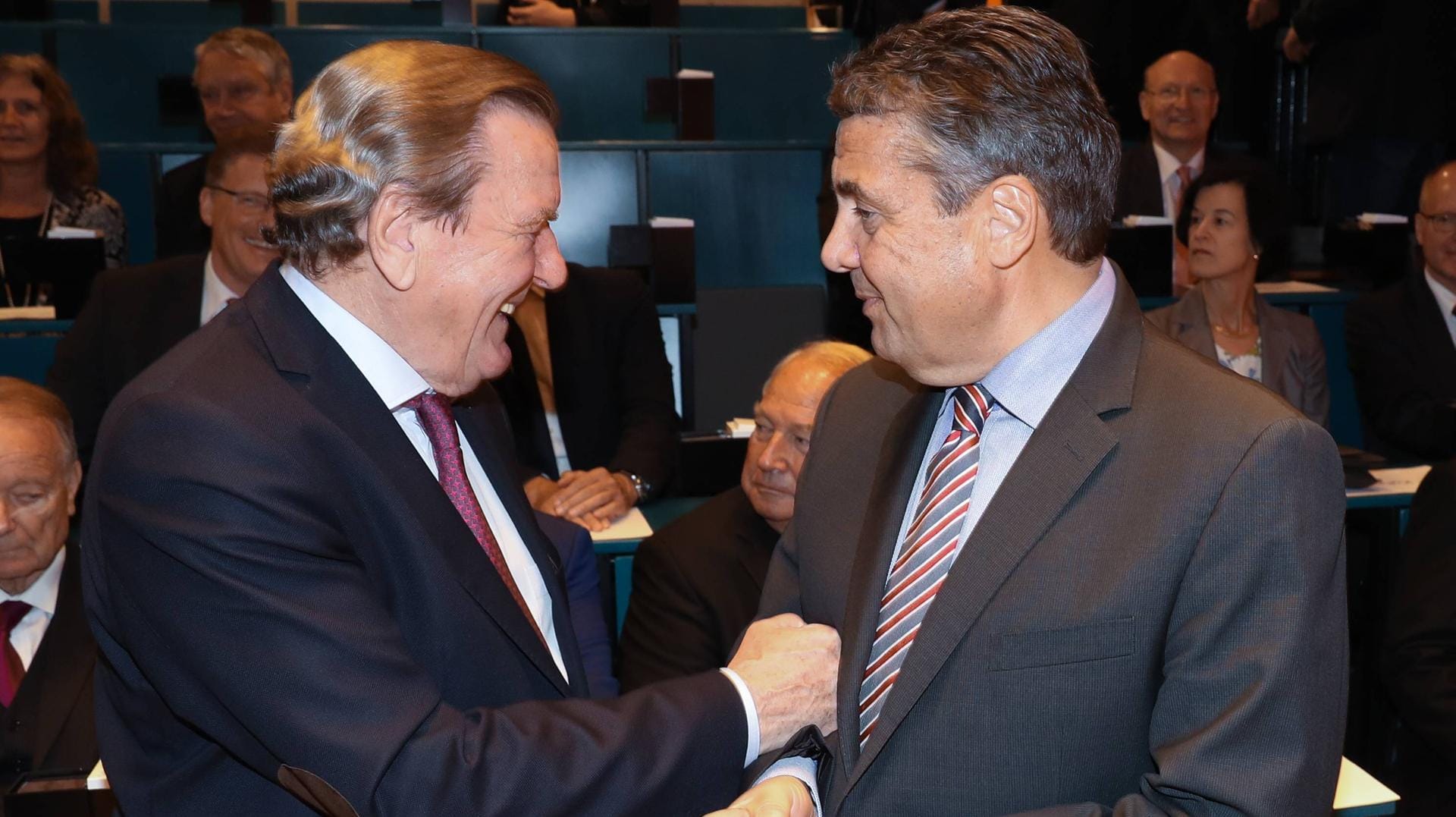 Gerhard Schröder und Sigmar Gabriel (Archivbild): Die beiden SPD-Politiker haben sich zu einem Austausch getroffen.