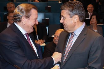 Gerhard Schröder und Sigmar Gabriel (Archivbild): Die beiden SPD-Politiker haben sich zu einem Austausch getroffen.