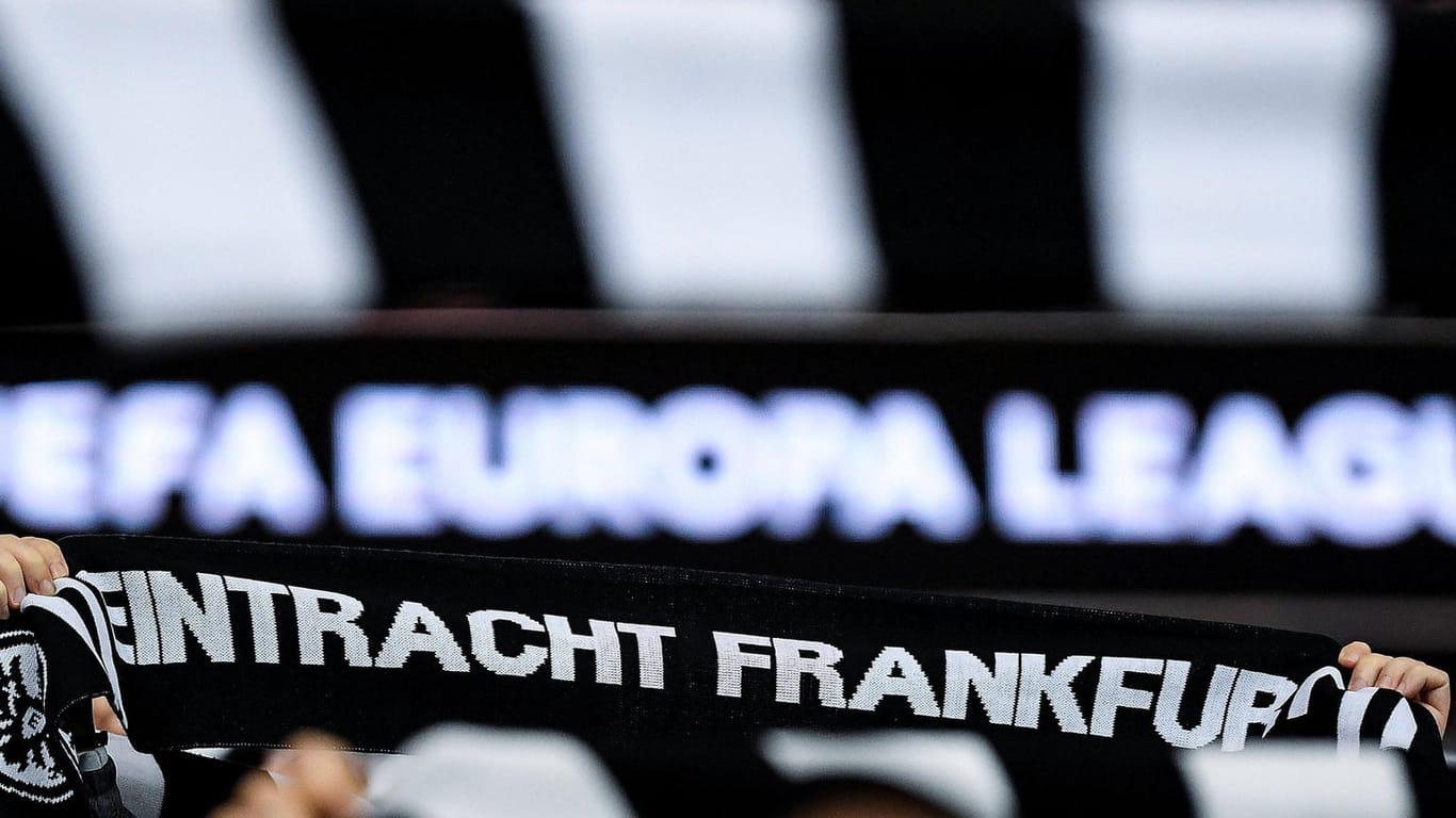 Ein Fan hält einen Schal der Eintracht Frankfurt hoch (Archivbild): Eintracht Frankfurt erhält für das nächste Auswärtsspiel lediglich 3.000 Tickets.