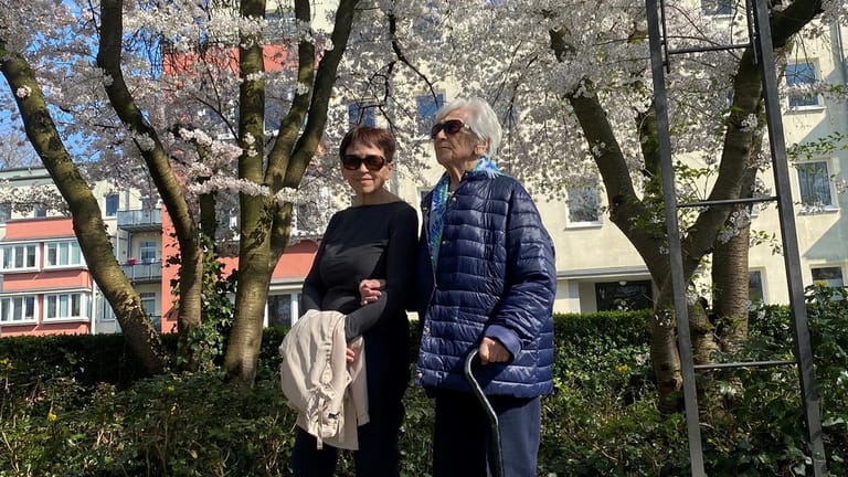 Tamara Butenko (r.) und ihre Tochter Olga: In Mülheim sind sie bei Verwandten untergekommen.
