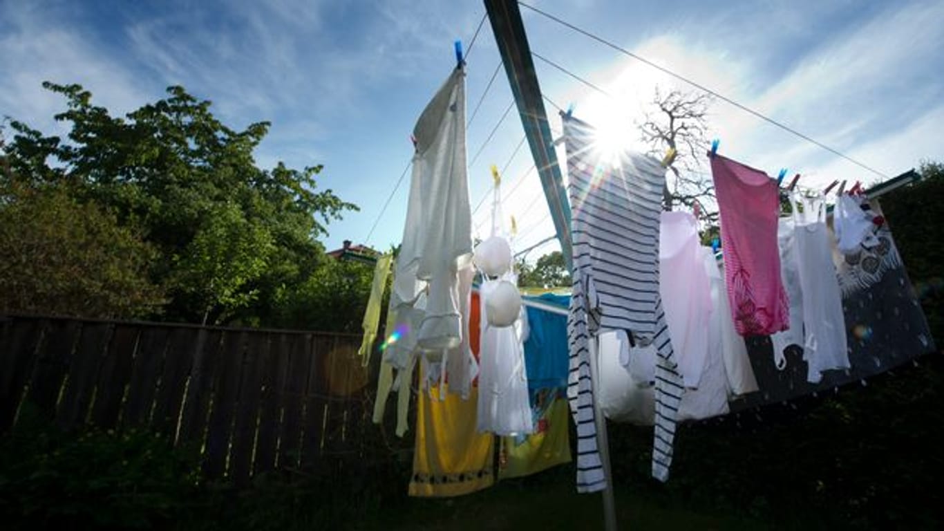Die Wäsche draußen trocknen zu lassen, spart nicht nur Stromkosten.