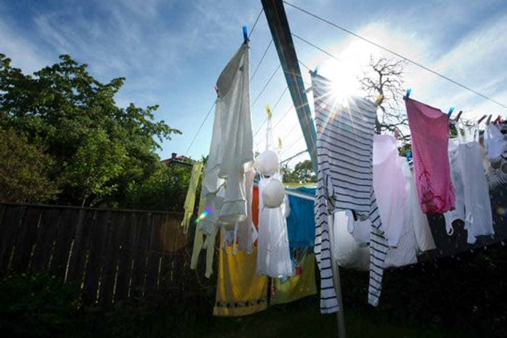 Die Wäsche draußen trocknen zu lassen, spart nicht nur Stromkosten.