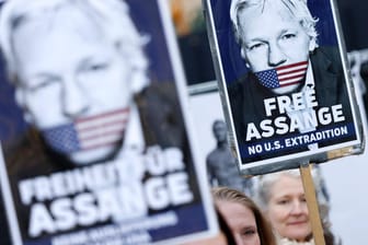Menschen in Köln demonstrieren für die Freilassung Assanges (Archiv): Nach einer Gerichtsentscheidung liegt es nun in den Händen der britischen Innenministerin, ob dieser in die USA ausgeliefert wird.