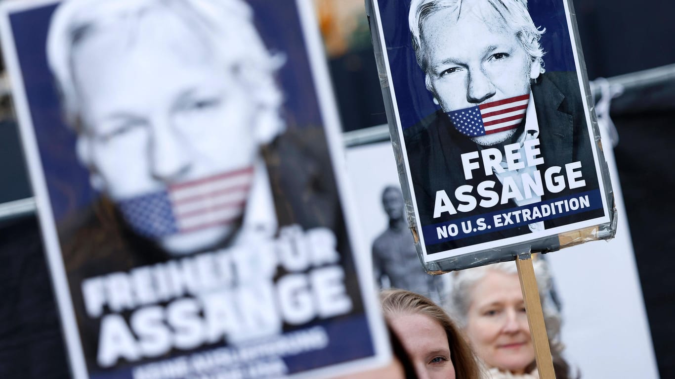 Menschen in Köln demonstrieren für die Freilassung Assanges (Archiv): Nach einer Gerichtsentscheidung liegt es nun in den Händen der britischen Innenministerin, ob dieser in die USA ausgeliefert wird.