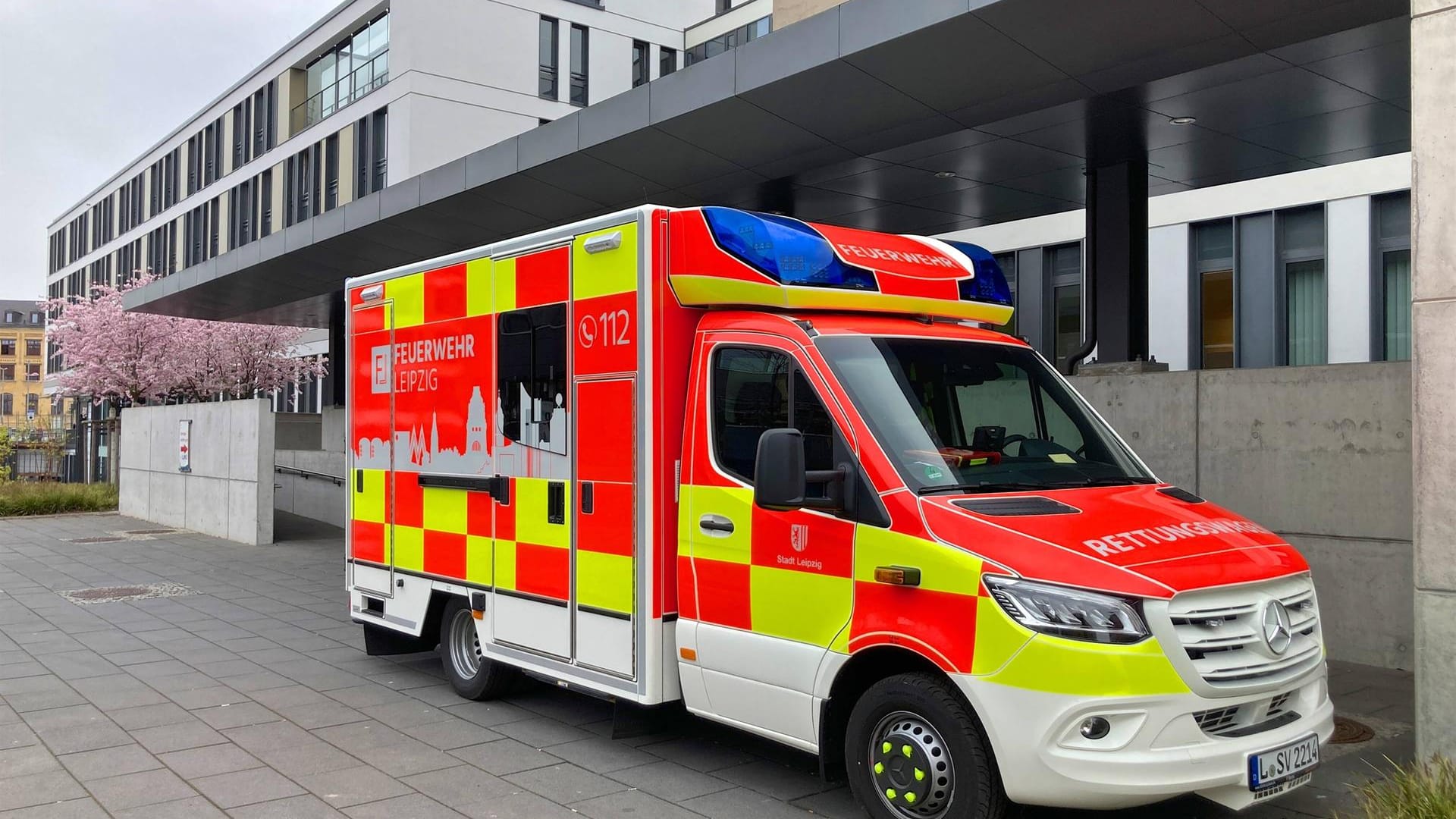Ein Rettungswagen der Feuerwehr Leipzig steht vor dem Universitätsklinikum (Archivbild): Beim Rückwaärtsgang hat ein Autofahrer einen79-Jährigen erfasst und schwer verletzt. Ein Rettungswagen der Feuerwehr Leipzig steht vor dem Universitätsklinikum (Archivbild): Beim Rückwaärtsgang hat ein Autofahrer einen79-Jährigen erfasst und schwer verletzt.