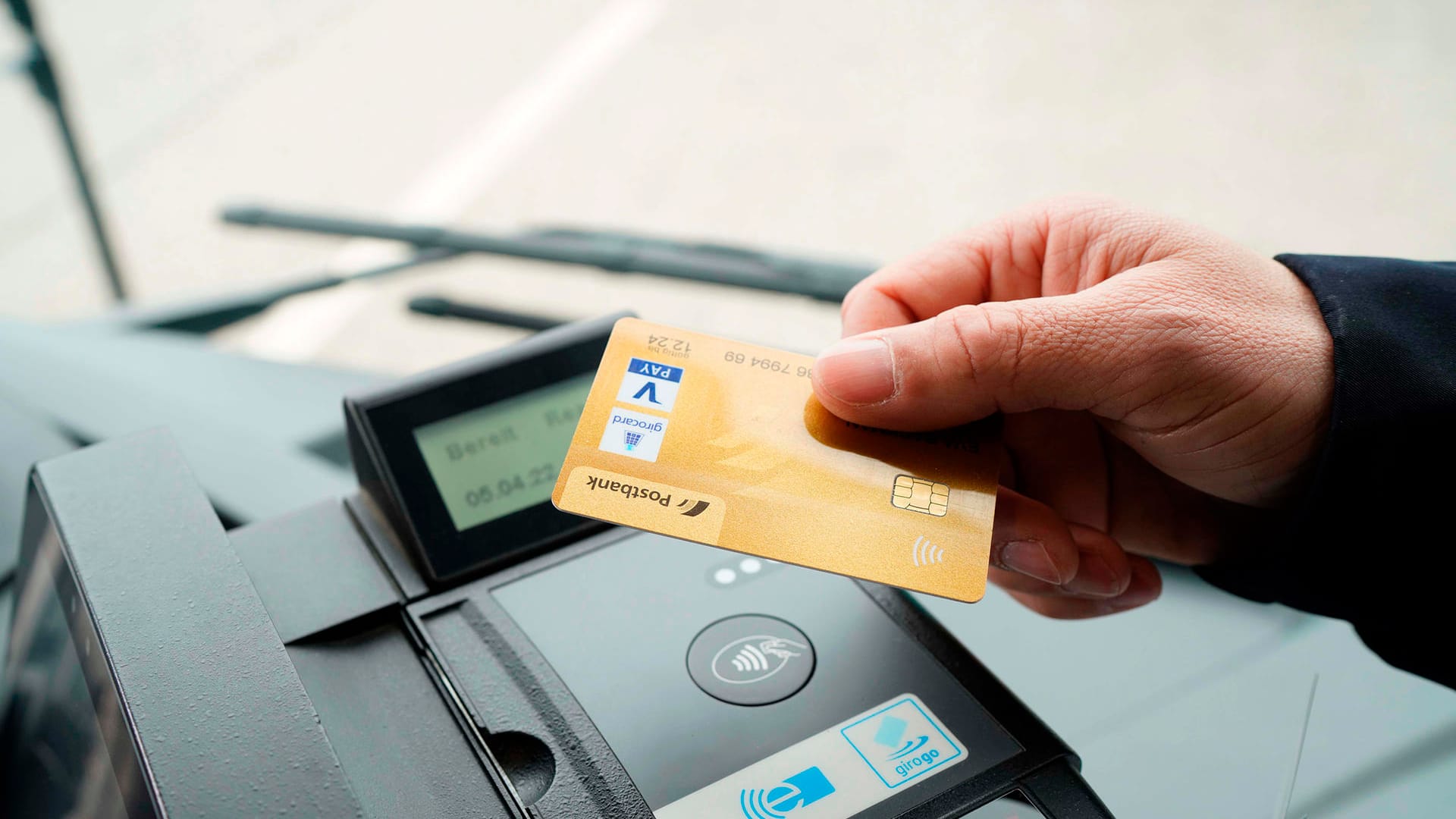 Ab Ende April kann auch in Frankfurter Bussen kontaktlos bezahlt werden. Ab Ende April kann auch in Frankfurter Bussen kontaktlos bezahlt werden.