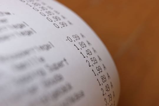 Familien mit niedrigem Einkommen leiden zurzeit am meisten unter der Inflation. Familien mit niedrigem Einkommen leiden zurzeit am meisten unter der Inflation.