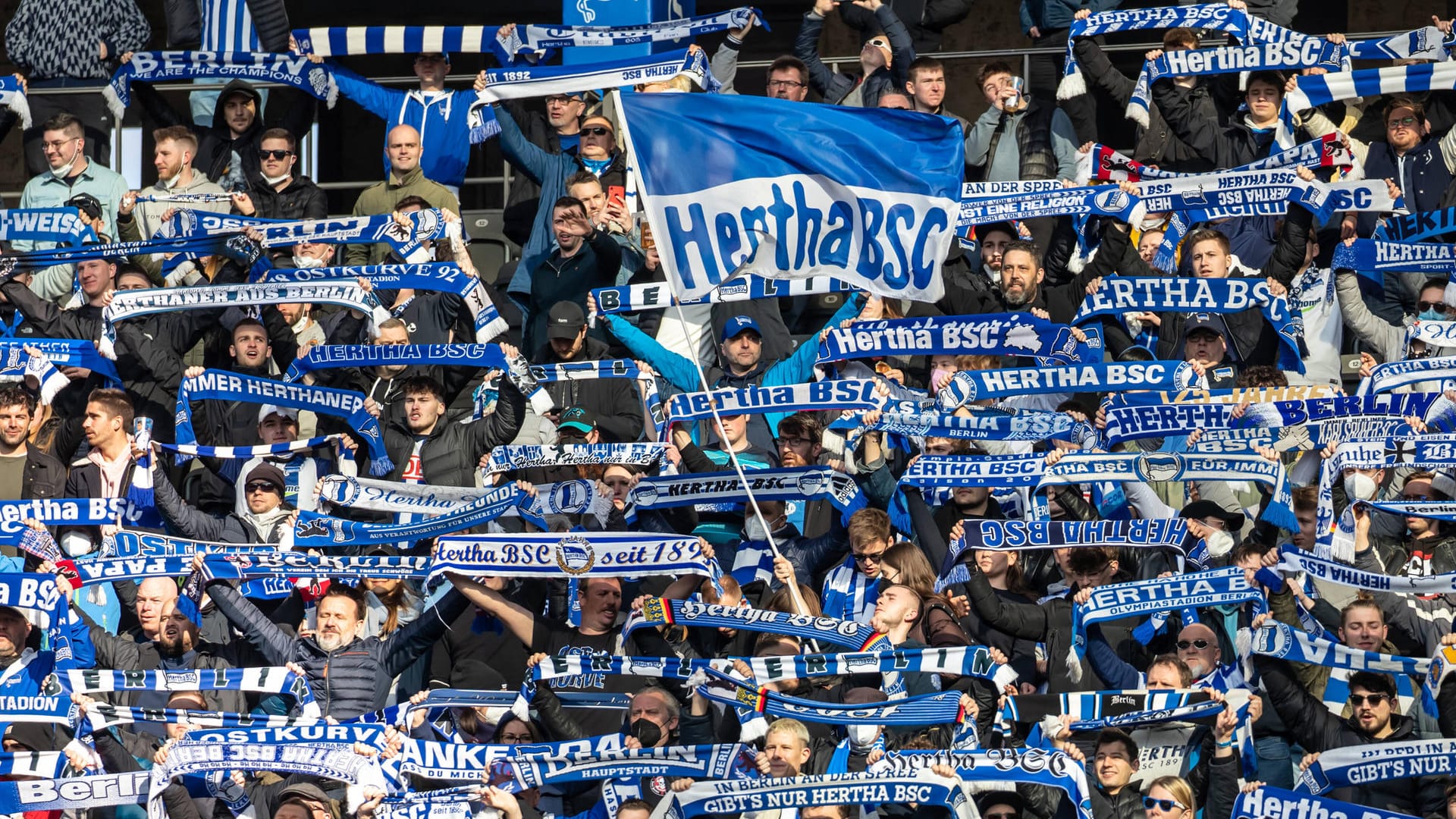 Hertha BSC-Fans feuern ihre Mannschaft mit Schals und Flaggen an (Archivbild): Gegen Arminia kann Hertha mit voller Fanunterstützung rechnen. Hertha BSC-Fans feuern ihre Mannschaft mit Schals und Flaggen an (Archivbild): Gegen Arminia kann Hertha mit voller Fanunterstützung rechnen.