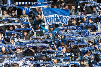 Hertha BSC-Fans feuern ihre Mannschaft mit Schals und Flaggen an (Archivbild): Gegen Arminia kann Hertha mit voller Fanunterstützung rechnen.