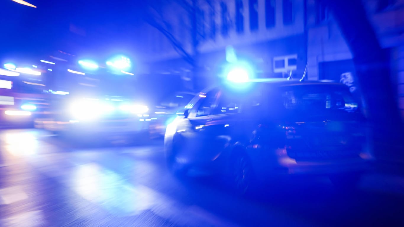 Fahrzeuge der Berliner Polizei im Nachteinsatz mit Blaulicht (Symbolbild): Der Inhaber des Ladens wurde mit schweren Kopfverletzungen in ein Krankenhaus gebracht.