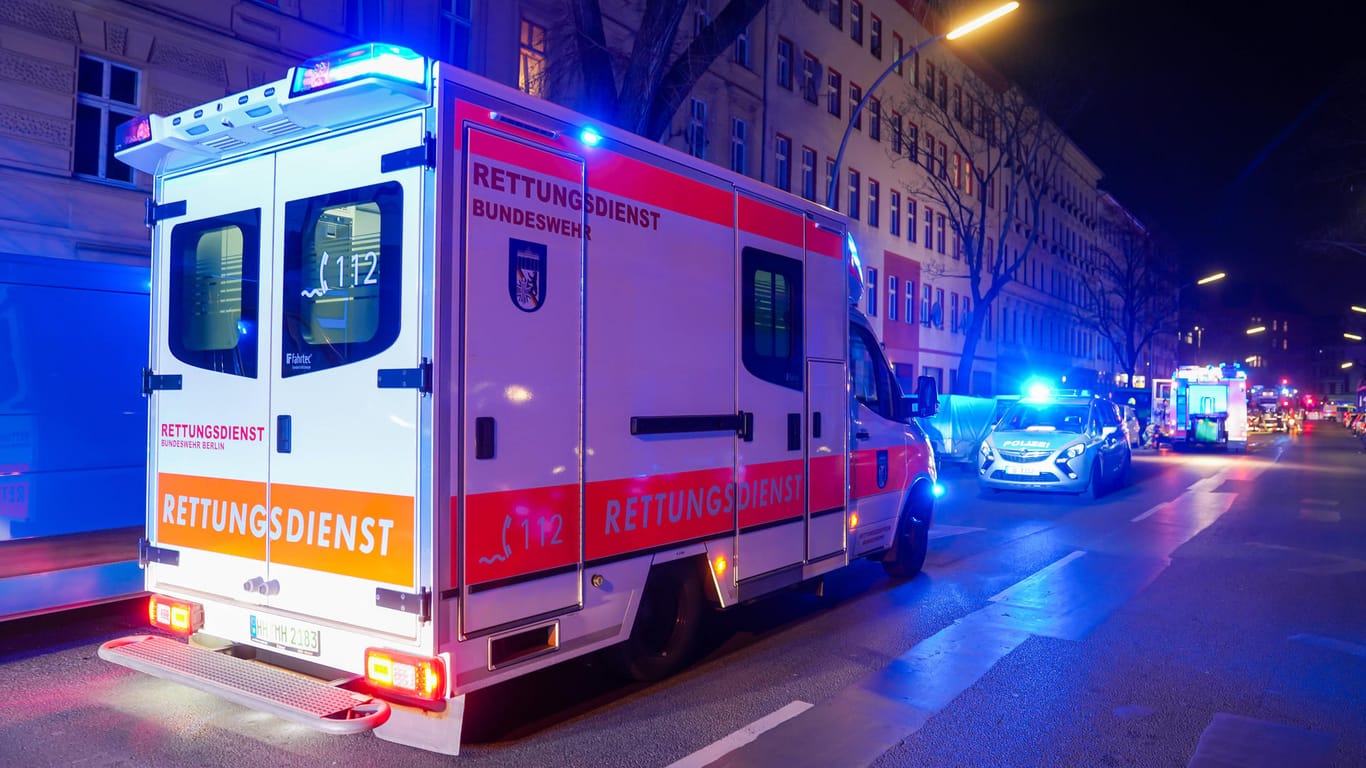 Ein Rettungswagen und ein Polizeifahrzeug im Einsatz in Berlin (Symbolbild): Der Verletzte wurde in ein Krankenhaus gebracht.