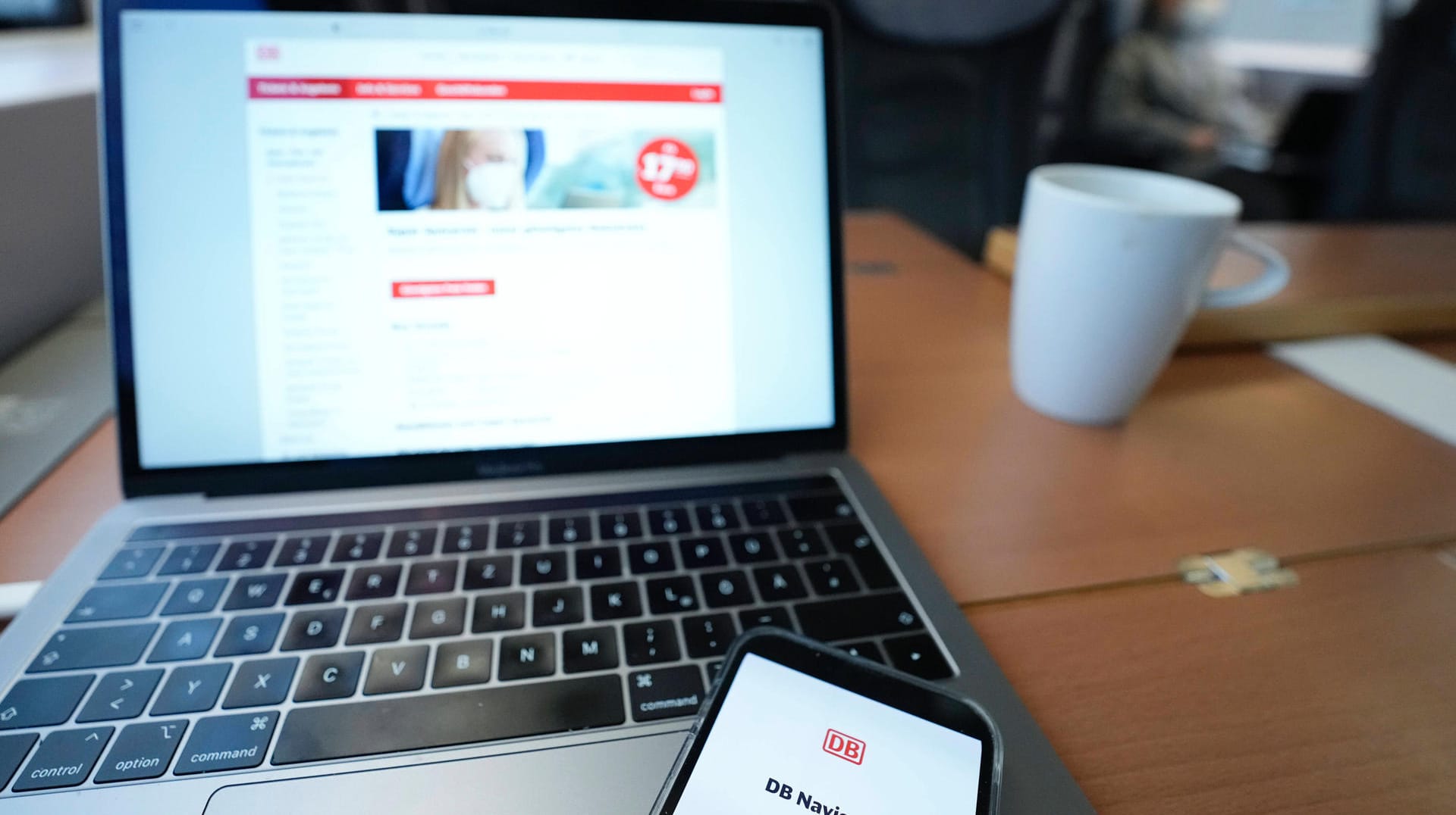 Apps der deutschen Bahn (Symbolbild): Anderen Anbietern gibt die Deutsche Bahn wichtige Reisedaten nicht weiter – und drängt Verbraucher so, die eigenen Apps zu nutzen. Apps der deutschen Bahn (Symbolbild): Anderen Anbietern gibt die Deutsche Bahn wichtige Reisedaten nicht weiter – und drängt Verbraucher so, die eigenen Apps zu nutzen.