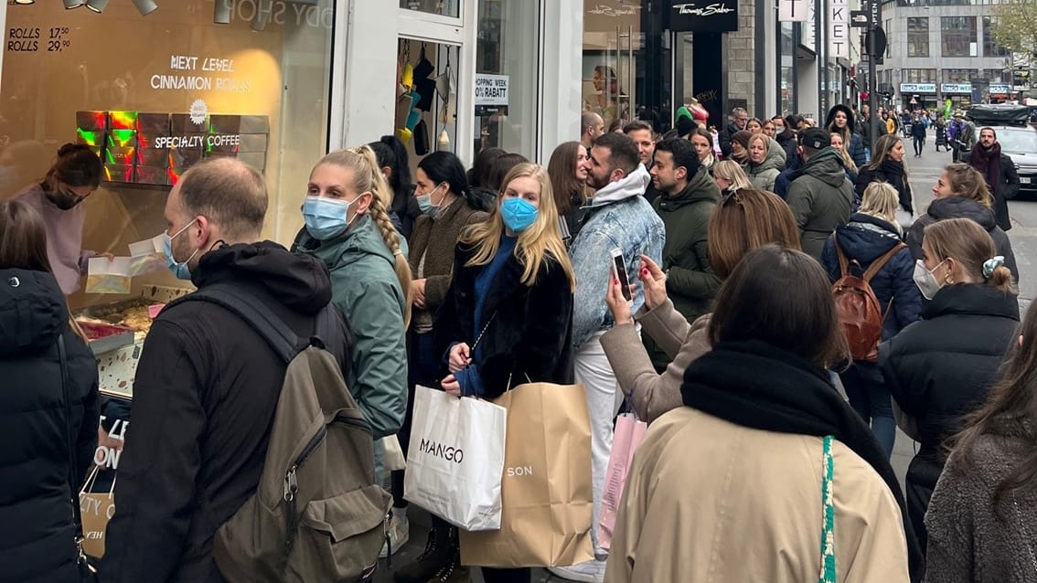 Eine lange Schlange mit Kunden wartet vor dem "Cinnamood" auf der Ehrenstraße in Köln. Die Bäckerei ist erst seit dreieinhalb Wochen geöffnet.