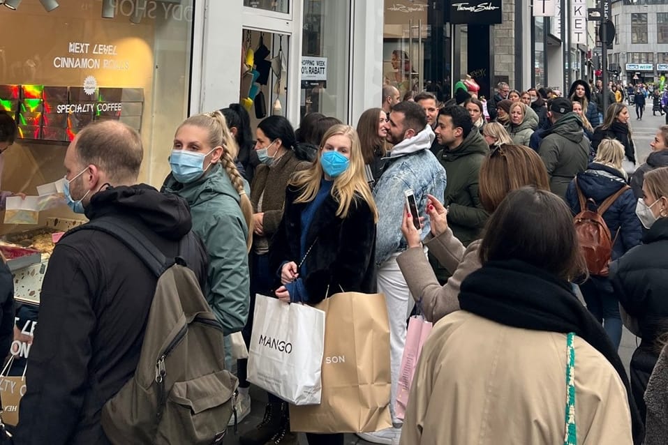 Eine lange Schlange mit Kunden wartet vor dem "Cinnamood" auf der Ehrenstraße in Köln. Die Bäckerei ist erst seit dreieinhalb Wochen geöffnet.