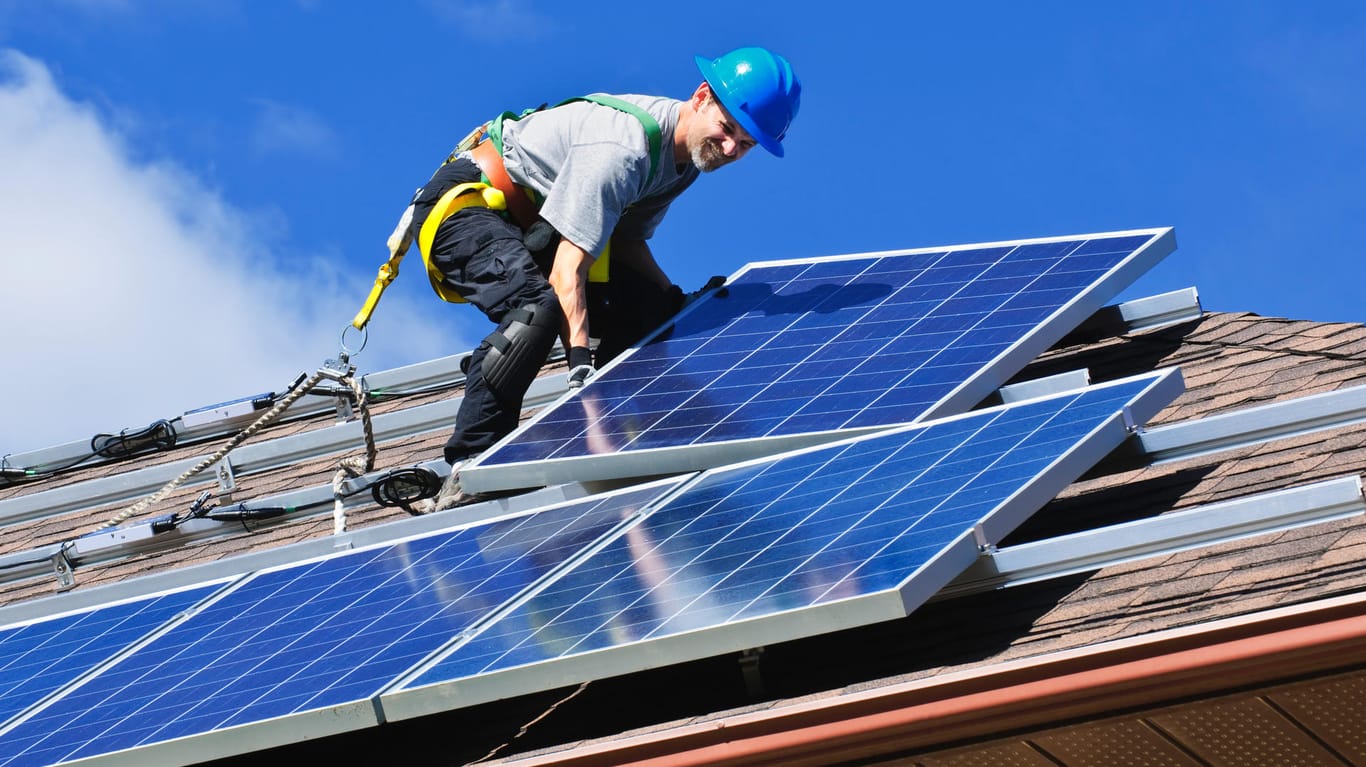 Installation eines Solardaches: Kurz nachdem die KfW-Förderung für energetische Sanierungen wieder aufgenommen worden ist, war die Fördersumme bereits wieder ausgeschöpft.