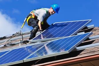 Installation eines Solardaches: Kurz nachdem die KfW-Förderung für energetische Sanierungen wieder aufgenommen worden ist, war die Fördersumme bereits wieder ausgeschöpft.