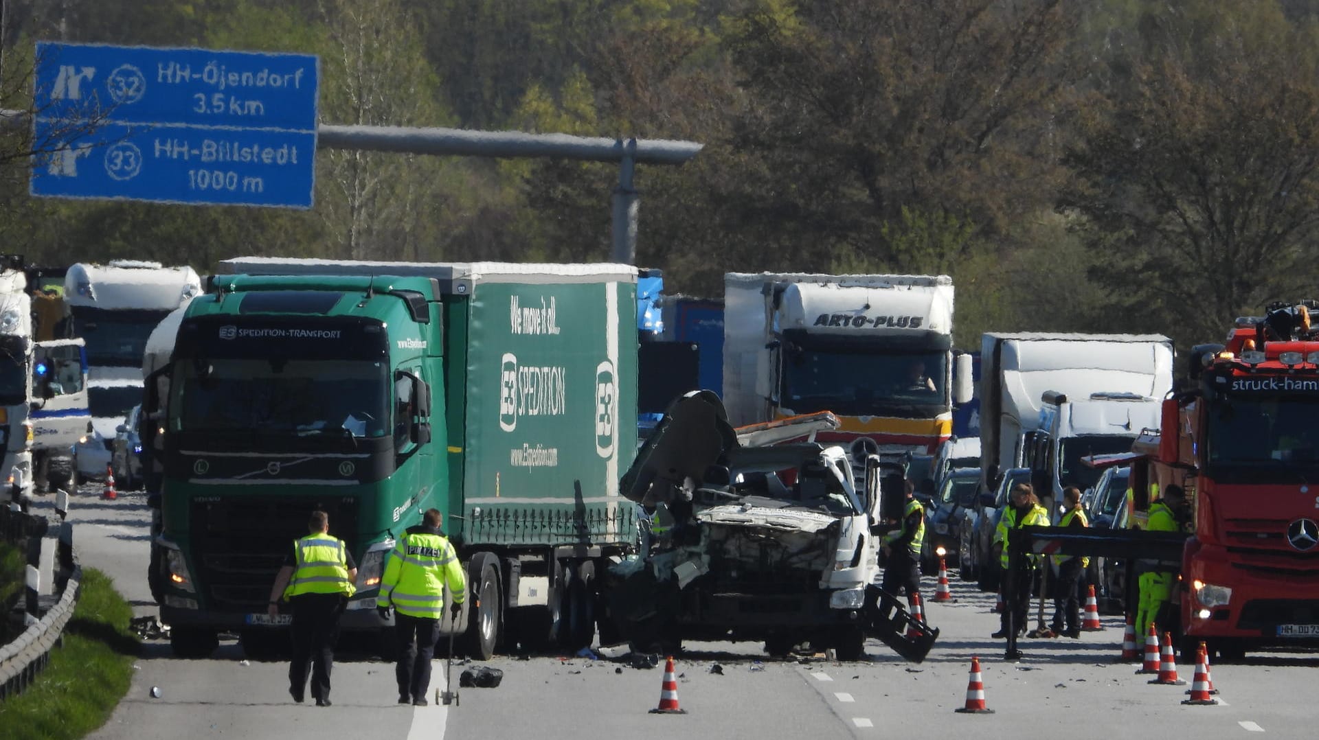 Einsatzkräfte untersuchen die Unfallstelle: Auf der A1 in Hamburg hat sich ein schwerer Verkehrsunfall ereignet. Einsatzkräfte untersuchen die Unfallstelle: Auf der A1 in Hamburg hat sich ein schwerer Verkehrsunfall ereignet.