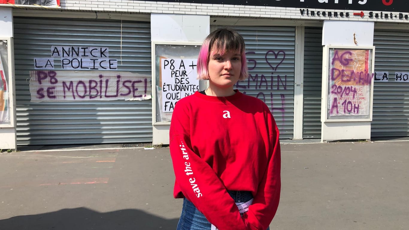 Eva, 22, steht vor der Universität Paris 8 in Saint-Denis: Das Gebäude überziehen Graffitis mit Demo-Aufrufen.