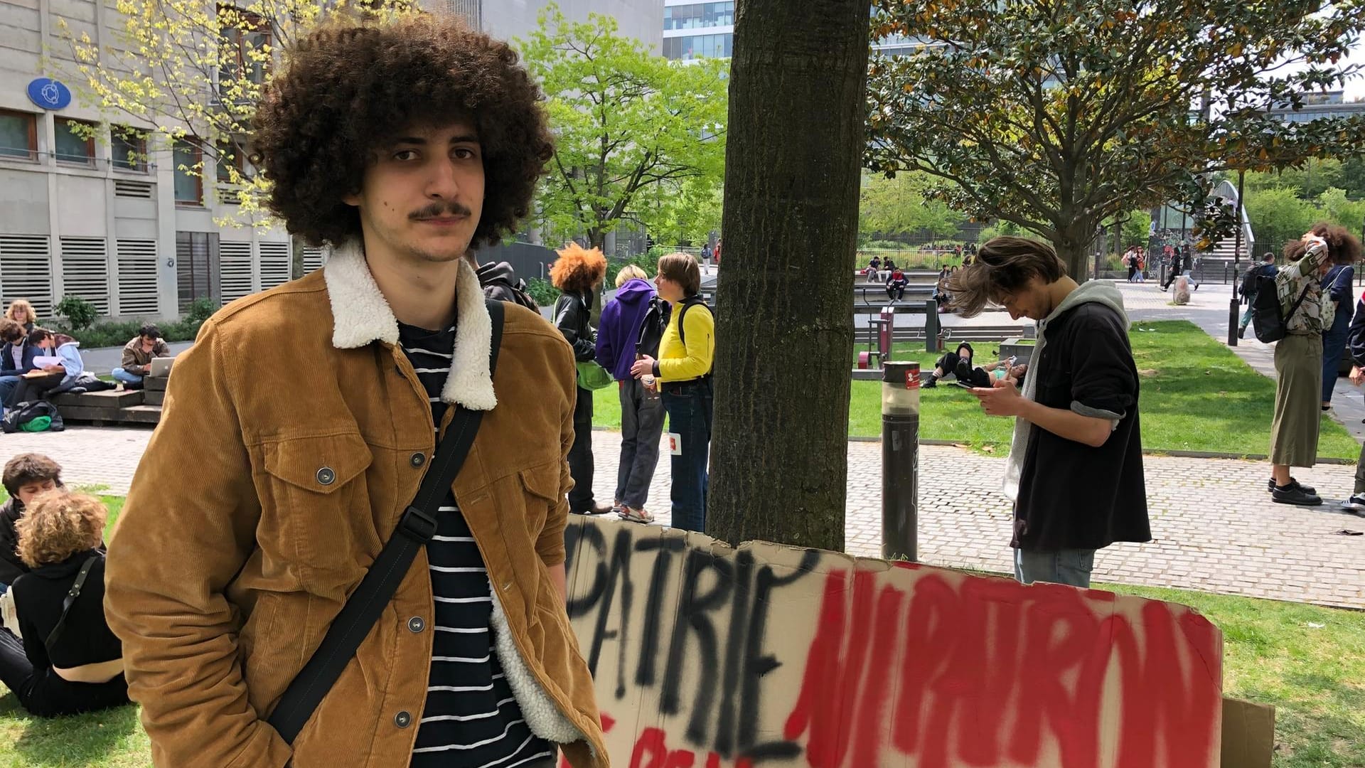 Student Youri bei der Université Paris Cité: Das Plakat hinter ihm wirbt dafür, sich der Wahl zu enthalten.