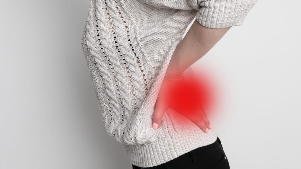 Steißbein (Symbolbild): Ist dieser Teil der Wirbelsäule verletzt, treten meist starke Schmerzen und Schwellungen auf.