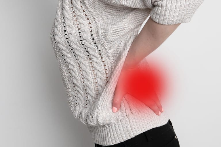 Steißbein (Symbolbild): Ist dieser Teil der Wirbelsäule verletzt, treten meist starke Schmerzen und Schwellungen auf.