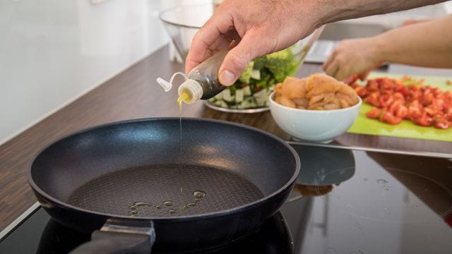 Auch wenn es heißt, an Teflon perlt alles ab, sollte man zum Braten in die beschichtete Pfanne ein paar Tropfen hitzestabiles Öl tröpfeln.