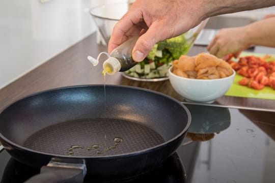 Auch wenn es heißt, an Teflon perlt alles ab, sollte man zum Braten in die beschichtete Pfanne ein paar Tropfen hitzestabiles Öl tröpfeln.