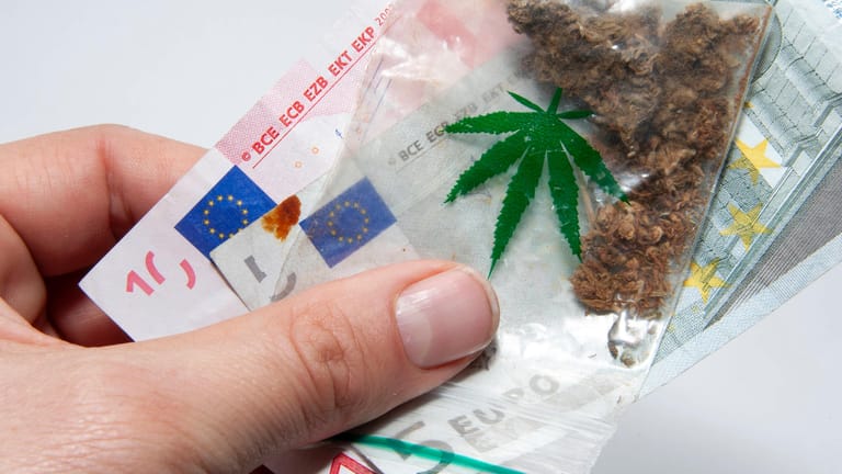 Cannabisverkauf (Symbolbild): Wo Gras in Deutschland verkauft werden darf, ist nur eine von vielen offenen Fragen bei der Cannabis-Legalisierung.