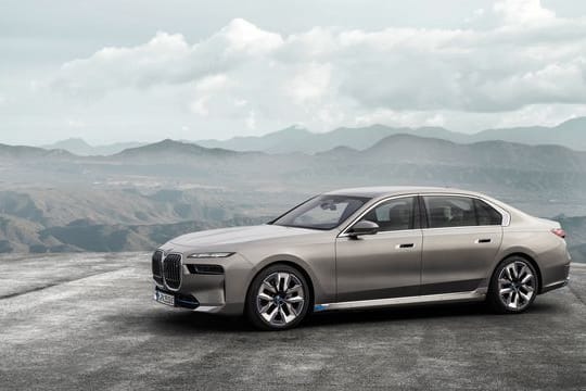 Der nächste BMW 7er kommt noch 2022 in den Handel - mit zugespitztem Design, neuem Look bei den Leuchten und anderem Motorenportfolio.