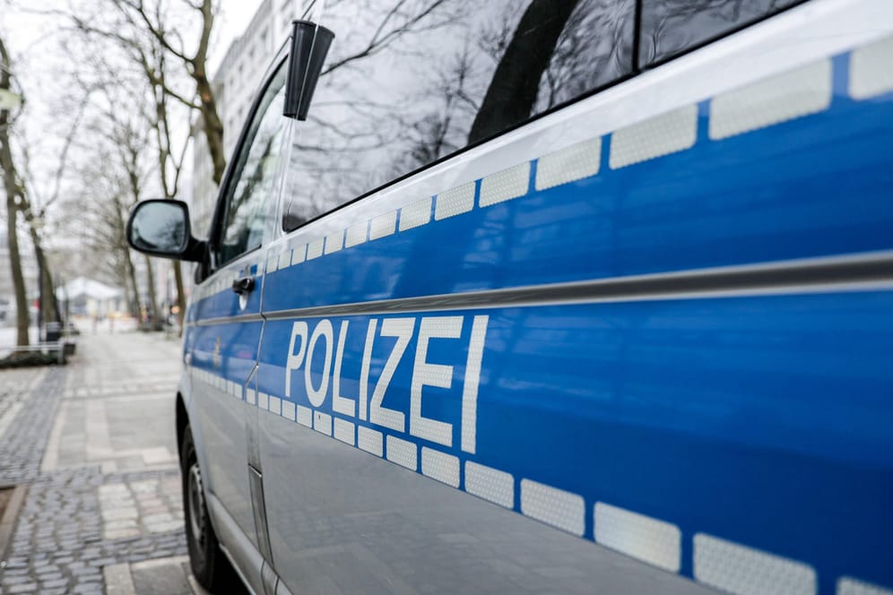 Ein Einsatzfahrzeug der Dortmunder Polizei (Archivbild): Die Polizei wurde zu einer Explosion in einer Gartenlaube gerufen.