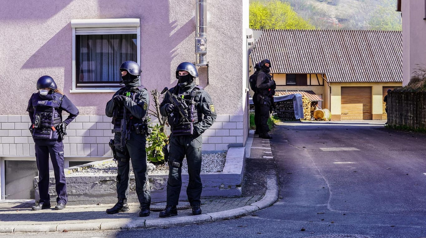 Bewaffnete Polizisten umzingeln ein Haus in Boxberg: Ein Mann hat sich bei einer Durchsuchung widersetzt.
