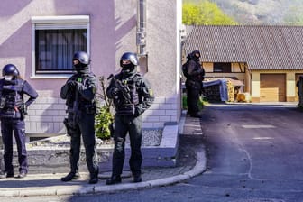 Bewaffnete Polizisten umzingeln ein Haus in Boxberg: Ein Mann hat sich bei einer Durchsuchung widersetzt.