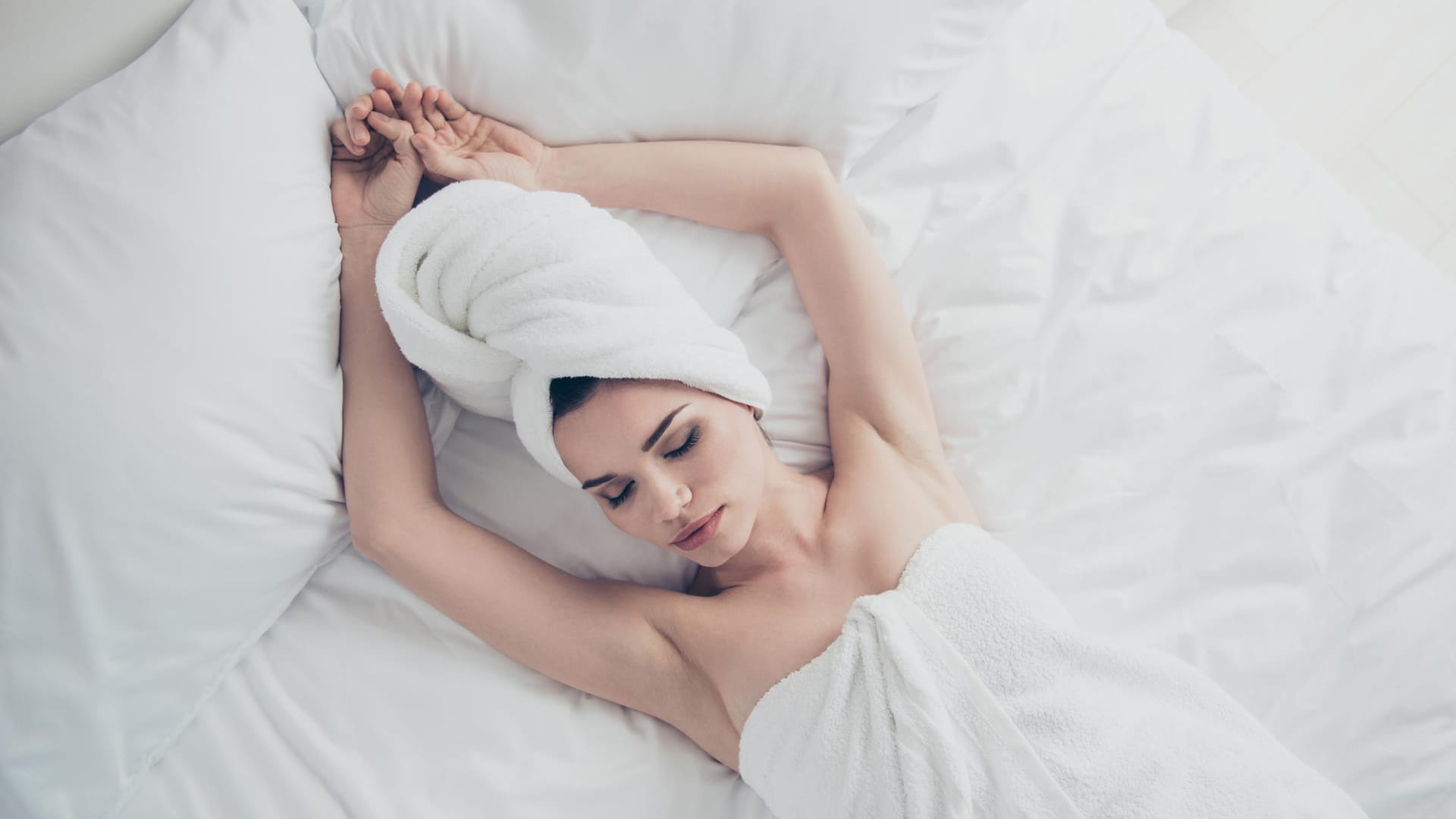 Haarkur: Am besten lassen Sie Overnight-Produkte einwirken, indem Sie die Haare nach der Behandlung in ein Handtuch einwickeln.
