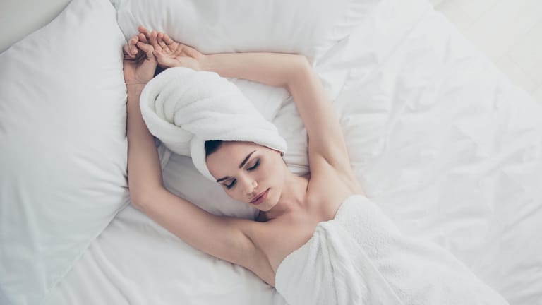 Haarkur: Am besten lassen Sie Overnight-Produkte einwirken, indem Sie die Haare nach der Behandlung in ein Handtuch einwickeln.