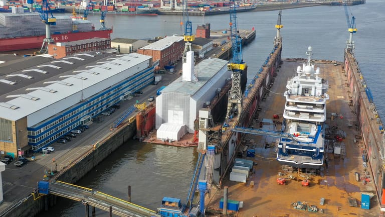 Luftaufnahmen der Werft von Blohm+Voss: Die "Nahlin" liegt derzeit eingehüllt im Dock 6 (Bildmitte). Rechts im Bild die Megajacht "Luna".