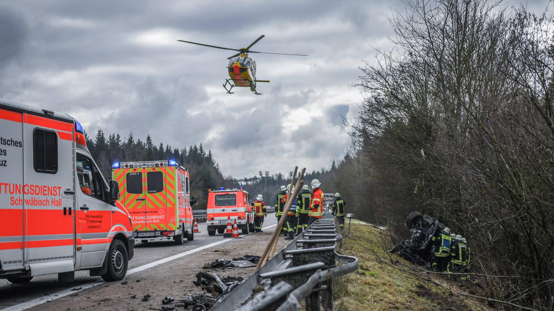 Ein Rettungshubschrauber fliegt über einer Unfallstelle (Archivbild): Die B4 war in Richtung Aachen eine Stunde lang gesperrt.