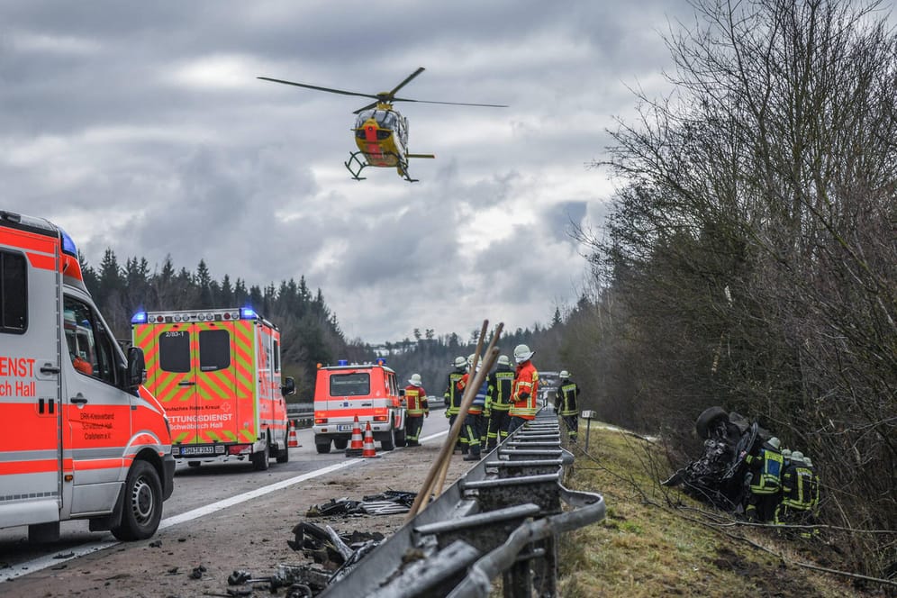 Ein Rettungshubschrauber fliegt über einer Unfallstelle (Archivbild): Die B4 war in Richtung Aachen eine Stunde lang gesperrt.