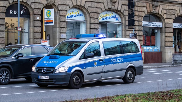 Ein Fahrzeug der Polizei fährt durch Stuttgart (Archivbild): In Waiblingen-Hohenacker wurde an Karfreitag eine 79-jährige Frau tot in ihrer Wohnung entdeckt.