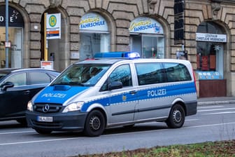 Ein Fahrzeug der Polizei fährt durch Stuttgart (Archivbild): In Waiblingen-Hohenacker wurde an Karfreitag eine 79-jährige Frau tot in ihrer Wohnung entdeckt.
