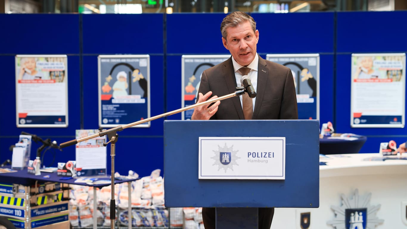 Mirko Streiber, Leiter des Landeskriminalamtes Hamburg (LKA), spricht bei der Infoveranstaltung zur Aktion: Insgesamt wurden 60.000 Tüten bedruckt.